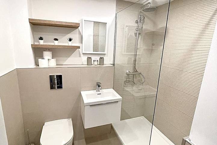 Entire apartment, Luxury By The Coast 6 in Galway, County Galway