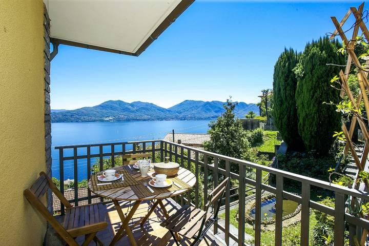 Ferienwohnung für 4 Personen, mit Terrasse und Garten sowie Ausblick und Seeblick im Piemont