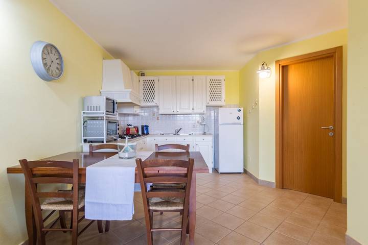 Gîte pour 4 personnes, avec terrasse ainsi que vue et piscine à Porto Pino - 3