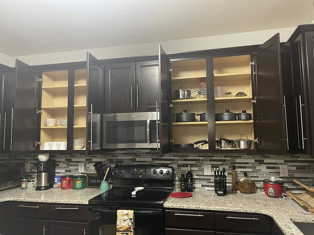 Spacious 3 level Townhome in prime location! Tvs & fans in all 4 bedrooms!! in High Point, Guilford County