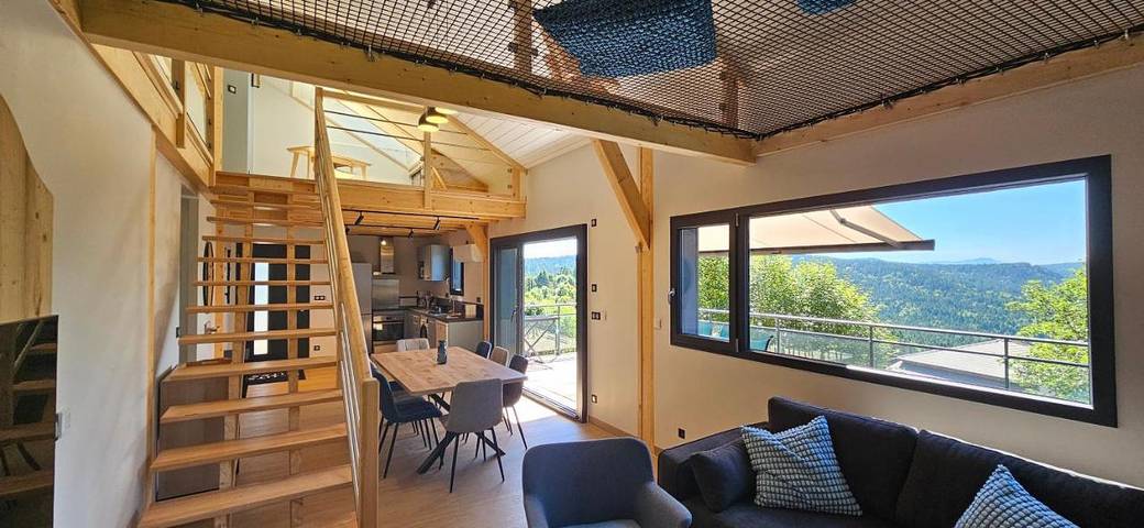 Gîte pour 8 personnes, avec vue et jardin, animaux acceptés à Queyrières