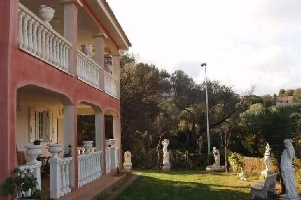 Ganze Wohnung, 100 m vom Ortszentrum und Geschäften, 300 m vom Meer und Sporthafen in Porto-Vecchio, Sartène und Umgebung