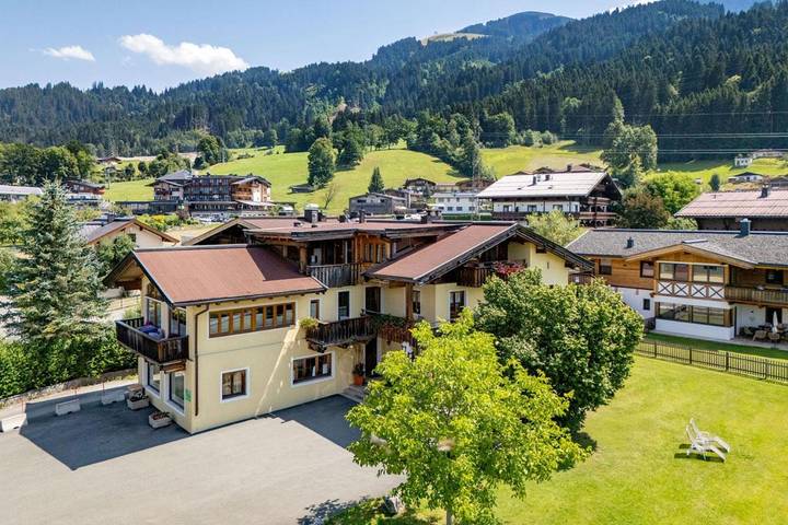 Ferienwohnung für 4 Personen, mit Balkon und Whirlpool sowie Terrasse und Garten in Oberndorf in Tirol