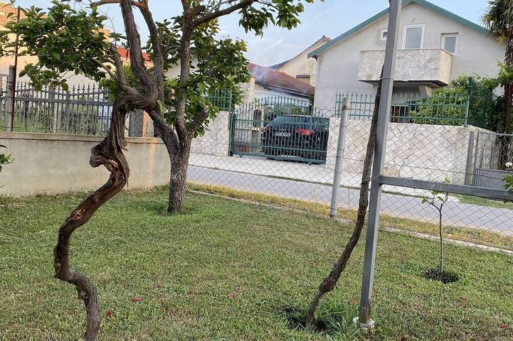 Bungalow für 6 Personen, mit Terrasse und Garten in Montenegro - 4