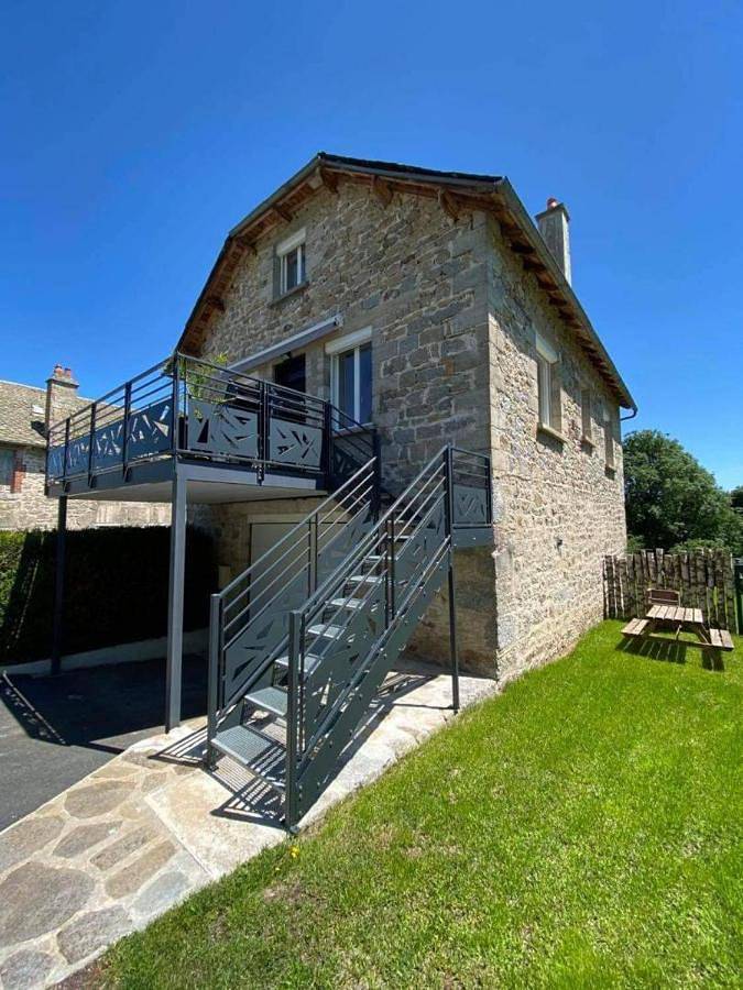 Location de vacances pour 8 personnes, avec terrasse et jardin à Sainte-Colombe-de-Peyre
