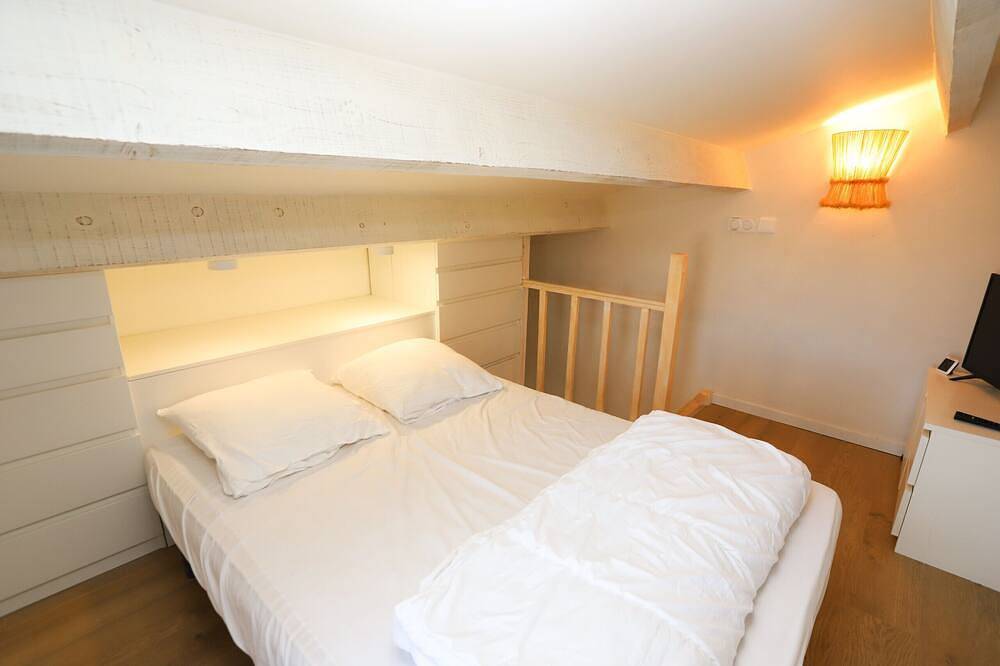 St Cyprien house classified 4 stars with large sunny terrace in Saint-Cyprien-Plage, Saint-Cyprien