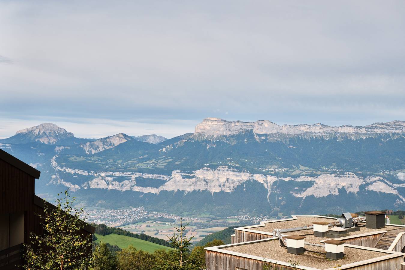 Apartamento entero, Apartamento 'Studio Gaelle' con vistas a la montaña, piscina y jardín compartidos in Prapoutel, Les Adrets