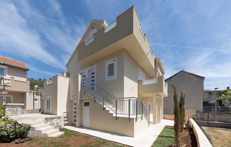 Apartament wakacyjny dla 4 osób, z ogród i taras w Vinisce