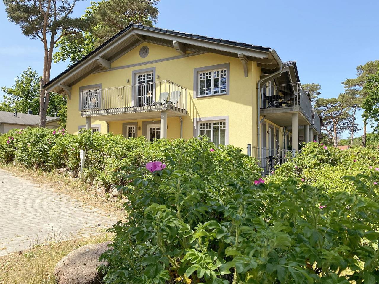 Ganze Ferienwohnung, A: Haus Strandkiefer - in strandnaher Lage - Wohnung 04 mit Kamin, Balkon & Meerblick in Baabe, Rügen