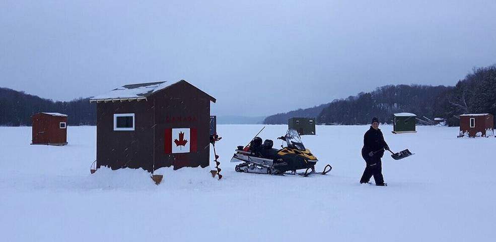 Villa for 15 people, with yard and terrace as well as hot tub in Canada