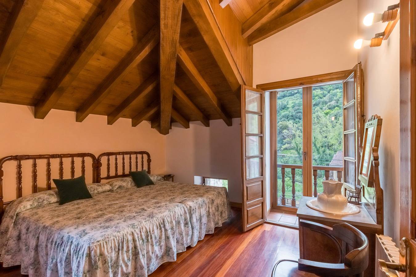 Rural House 'El Agero' with Mountain Views, Private Terrace and Wi-Fi in Cillorigo de Liébana, Cordillera Cantábrica