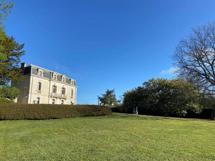 Location de vacances pour 14 personnes, avec jardin ainsi que vue et piscine à Luxé