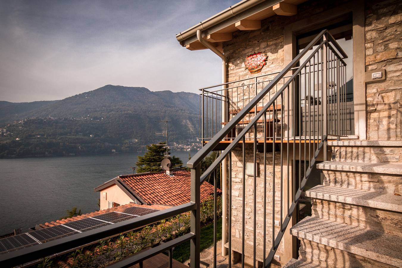 Appartamento intero, Appartamento 'Loft e Veranda sul Lago di Como' con Vista Lago, Wi-Fi e Aria Condizionata in Mezzovico (Blevio), Blevio