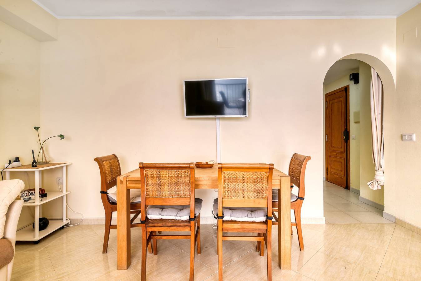 Apartamento entero, Apartamento 'Lovely Arenal' con vistas al mar, Wi-Fi y aire acondicionado in Platja de l'Algoleja (Calpe), Calpe