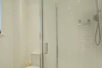 Log Cabin for 5 People in Tandridge, Surrey, Photo 3