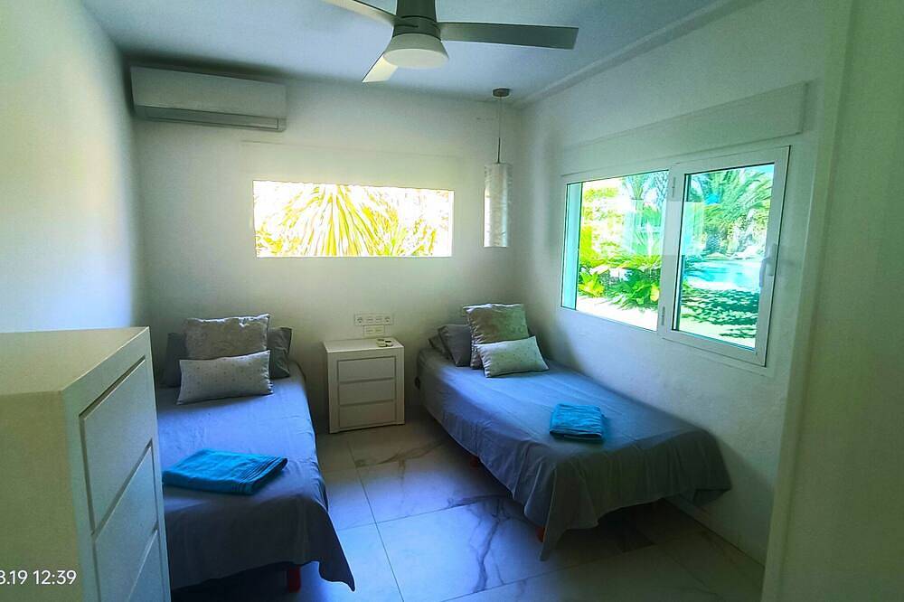 \"All Nature\"- Private Oasis.15km to airport. 25 km to Valencia. Sleeps 14+3 in Godelleta, Valencia Province