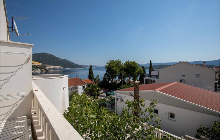 Ganze Ferienwohnung, Gemütlich, 1,5 km vom Strand entfernt: Apartment mit Meerblick, Terrasse und Parkplatz in Klek, Dubrovnik-Neretva