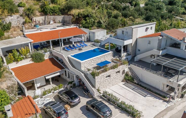 Acogedor apartamento de 1 dormitorio con piscina y terraza, a 2,5 km de la playa in Podgora, Rivera de Makarska