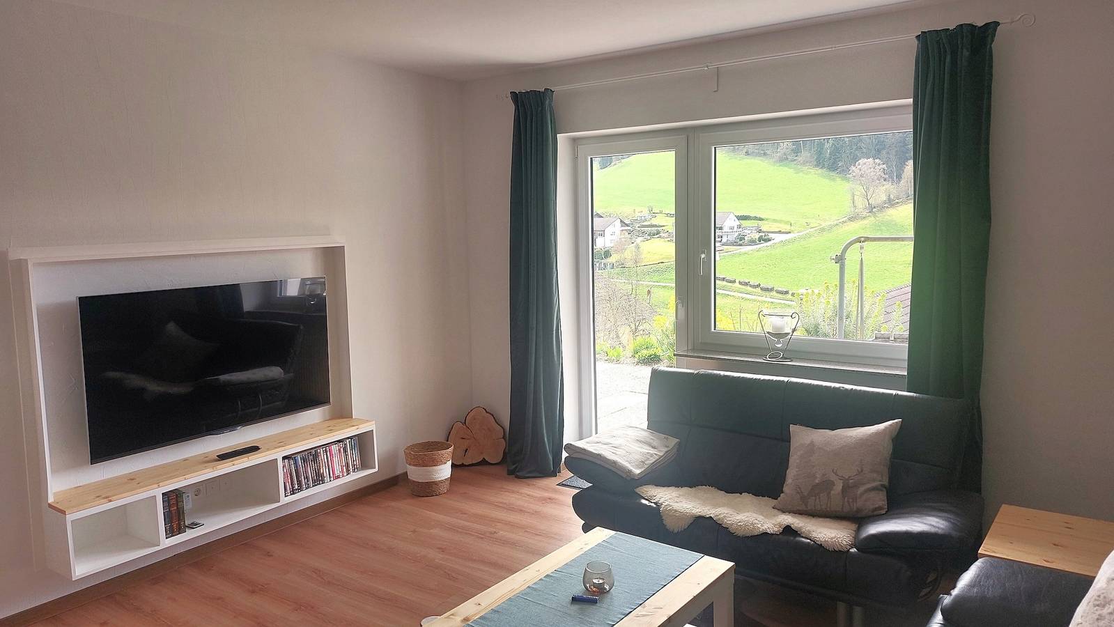 Apartamento entero, Apartamento 'Schöne Zeiten' con vistas a la montaña, terraza privada y Wi-Fi in Baiersbronn, Selva Negra Central