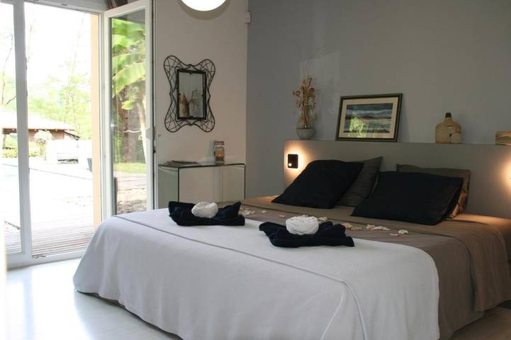 Chambre d’hôte pour 2 personnes, avec piscine ainsi que jardin et vue à Lusignan-Petit