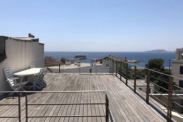 Vacation rental for 13 people, with terrace and yard in Marseille