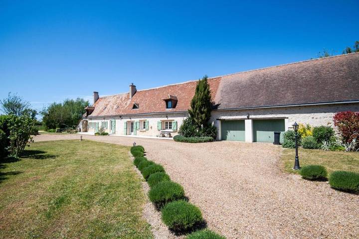 Gîte pour 10 personnes, avec terrasse ainsi que jardin et piscine, animaux acceptés à Ambillou - 2