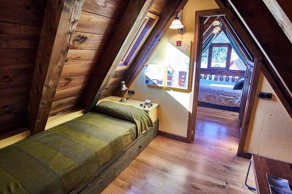 Entire apartment, Beautiful Apartment In Vilac 10 Km Baqueira Beret 6D, Wifi Spectacular Views in Vielha e Mijaran, Catalan Pyrenees