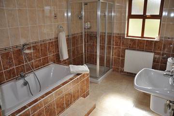 Log Cabin for 8 People in Glenties, County Donegal, Photo 2