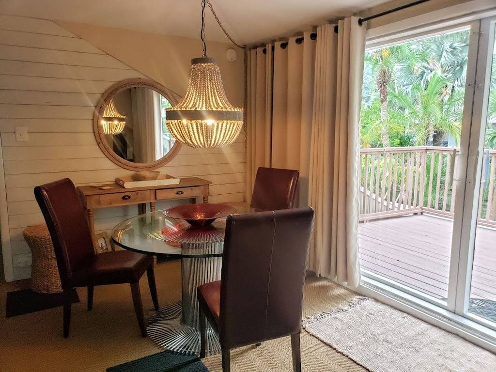 Cozy Cabana ....walk to the beach and St Armand's Circle! in Lido Key, Sarasota