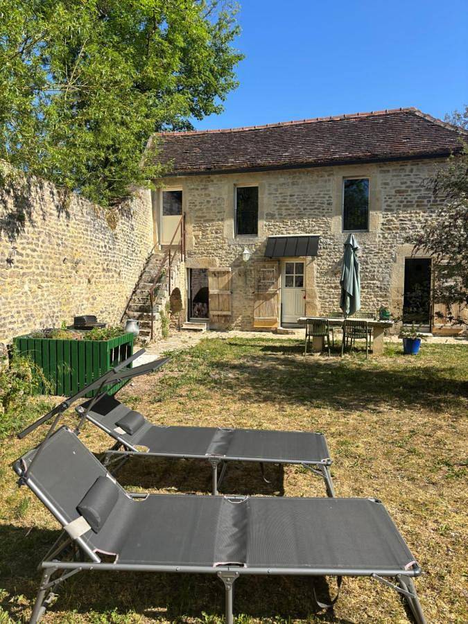 Location de vacances pour 3 personnes, avec Terrasse ainsi que Jardin et Vue à L'Isle-sur-Serein