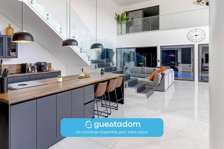 Gîte pour 9 personnes, avec piscine et jardin dans Le Cheix