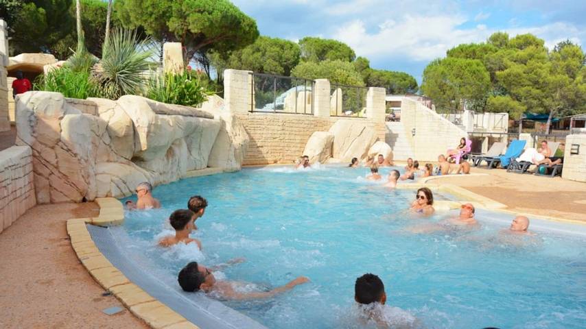 Gîte pour 4 personnes, avec bassin pour enfant et jacuzzi à Le Muy - 2