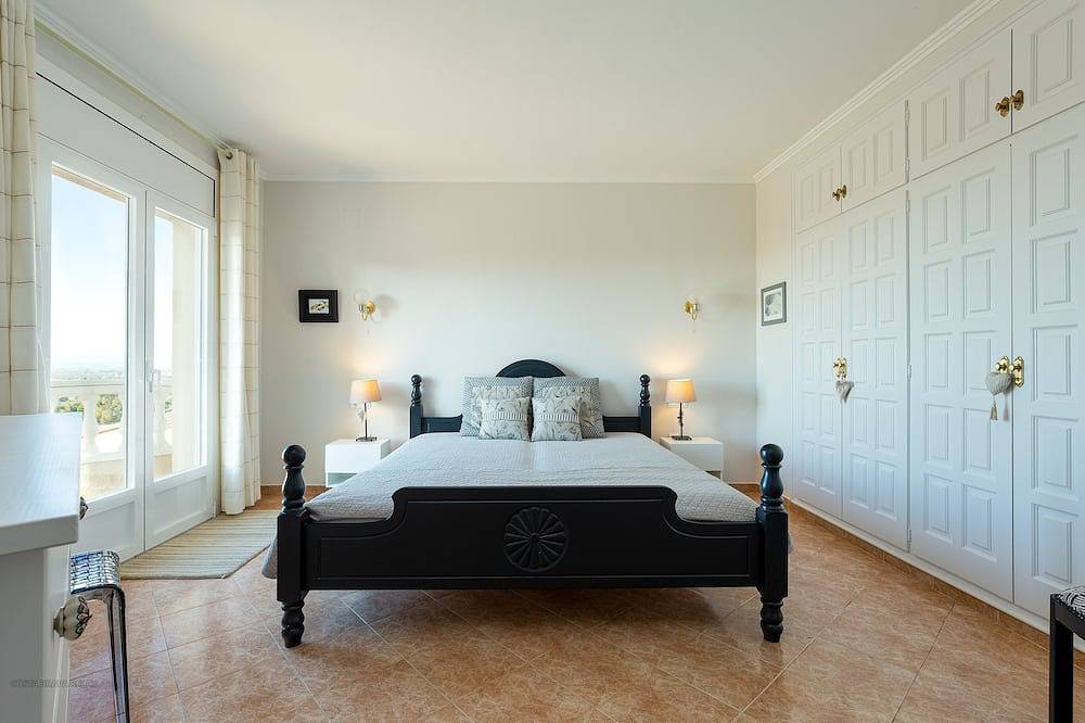 V013 - Villa Mas Isaac, Magnífica villa con piscina privada. in Palau Sabardera, Alt Empordà