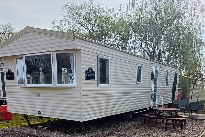 Log cabin for 8 people, with garden and pool as well as lake view, child-friendly in Tattershall