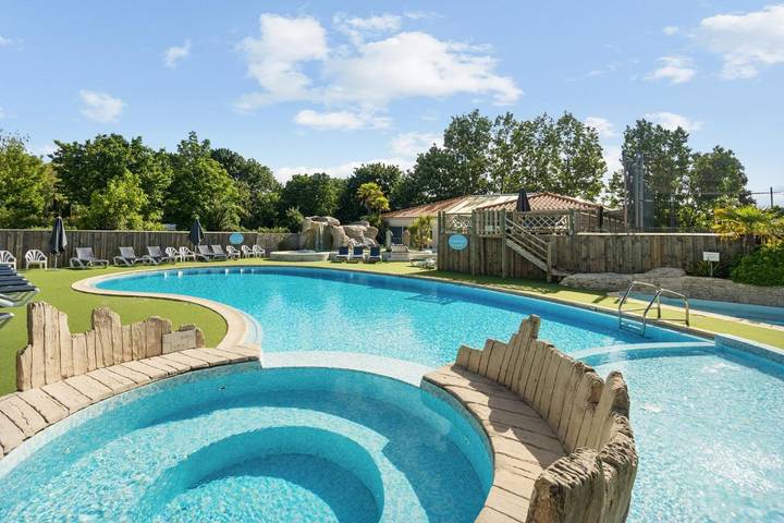 Camping pour 4 personnes, avec jardin ainsi que jacuzzi et piscine
