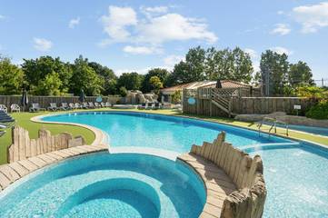Location de vacances pour 6 personnes, avec piscine et jacuzzi ainsi que terrasse et jardin à Saint-Hilaire-la-Forêt