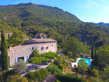 Gîte pour 14 personnes, avec terrasse et jardin à Montaulieu