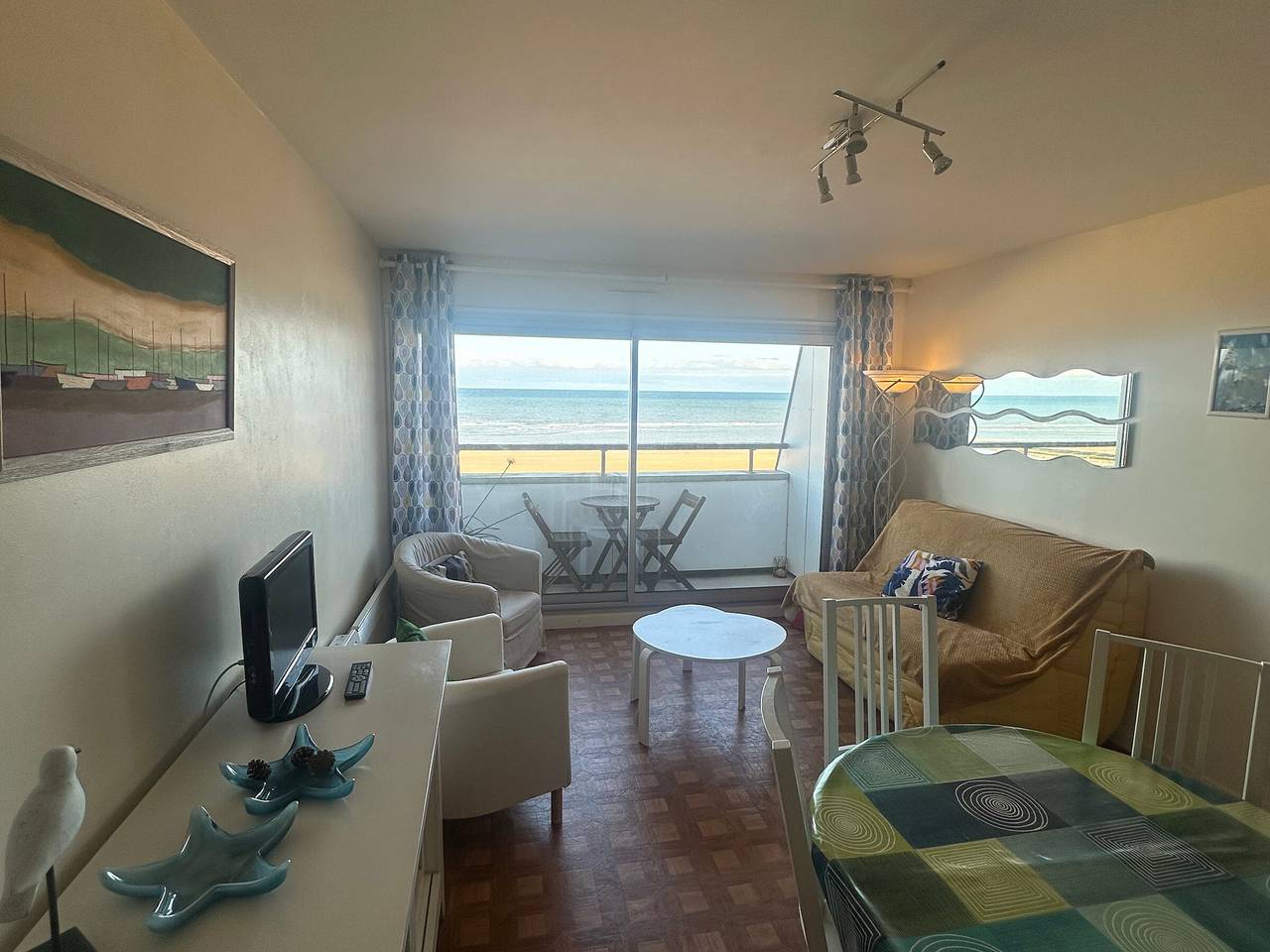 Appartement entier, Appartement avec terrasse panoramique, acceptant les animaux, parking in Cabourg, Région de Caen