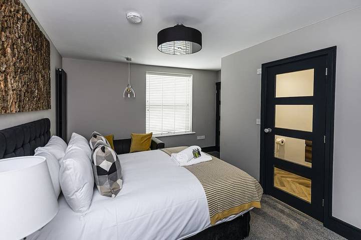 BOOTique House - Luxury Group Accommodation for 12 in Wakefield, West Yorkshire