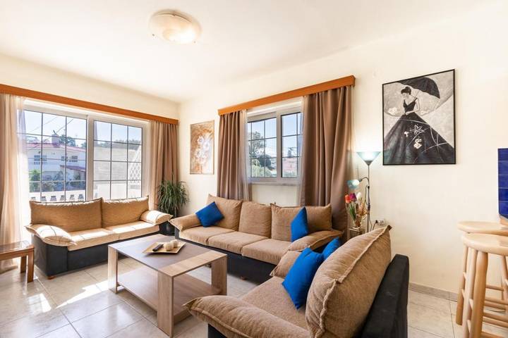 Appartement de vacances pour 4 personnes, avec bassin pour enfant et terrasse ainsi que piscine et vue