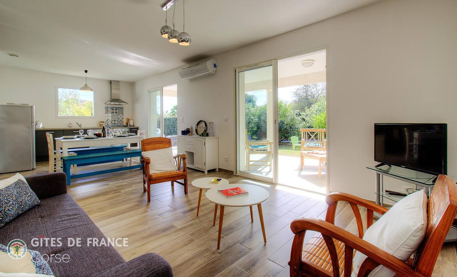 Villa E Lecce in Santa Lucia di Moriani, Corte e dintorni