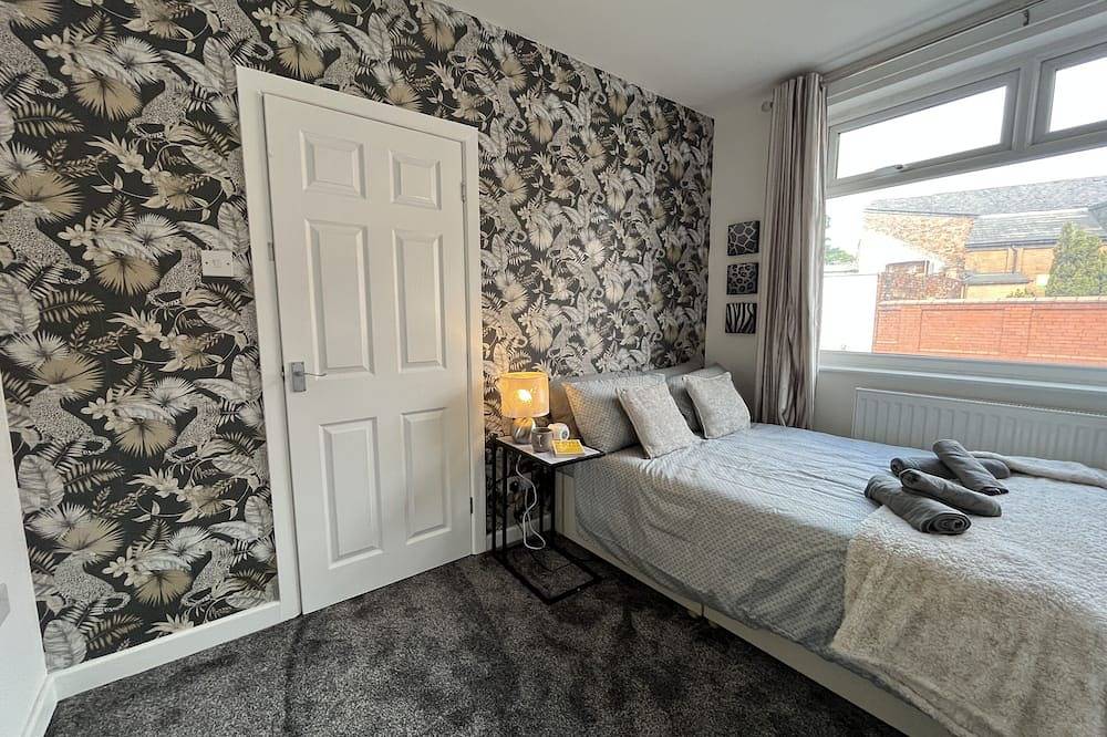 Modernised central Wigan townhouse sleeps up to 6 in Wigan, Greater Manchester