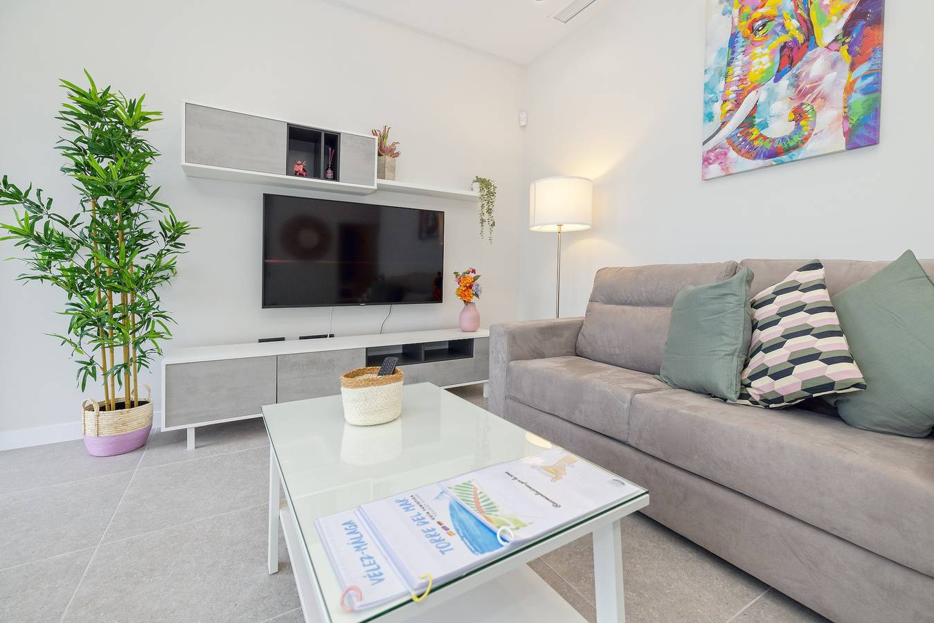 Apartamento inteiro, Apartamento '1 Quarto Selene' com piscina partilhada, Wi-Fi e ar condicionado in Torre del Mar, Costa del Sol