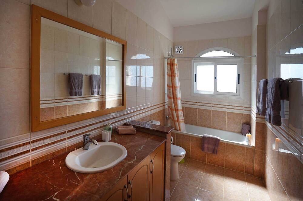 Neu! Luxusvilla am Meer mit privatem Pool und atemberaubendem Meerblick in Πισσούρι, Südzypern