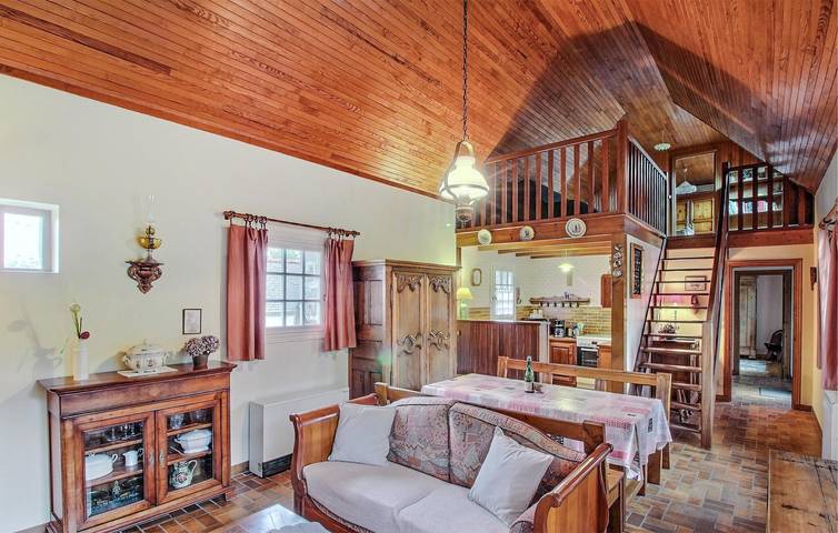 Cozy Apartment with Garden & Parking, 1.5km to Porsguen Beach in Ploudalmézeau, Brest region