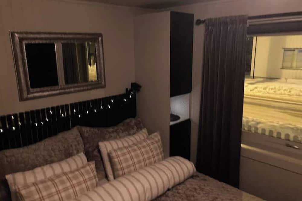 Ganze Wohnung, Welcome to our cozy, central apartment - a quiet respite in the middle of the city in Sentrum, Bodø