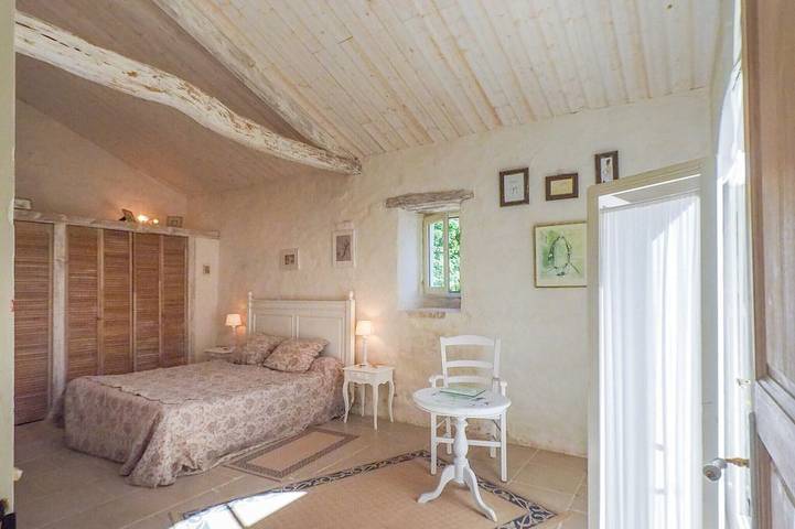 Location de vacances pour 8 personnes, avec terrasse ainsi que jardin et piscine à Saint-Laurent-de-la-Salle - 4