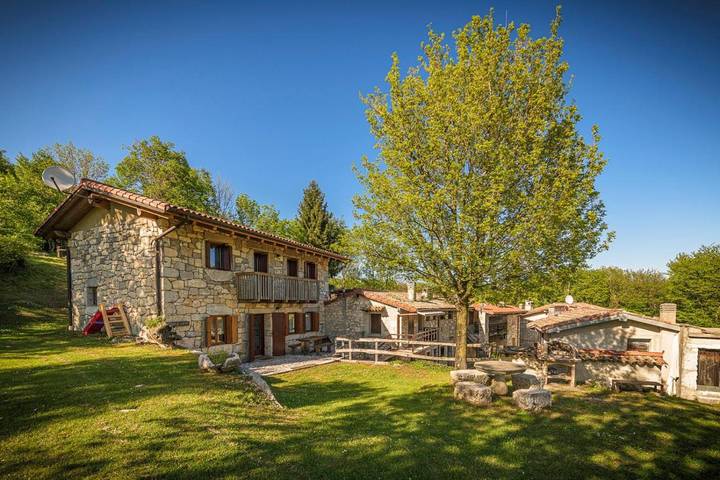 Gîte pour 5 personnes, avec Balcon et Terrasse ainsi que Jardin et Vue à Forgaria nel Friuli