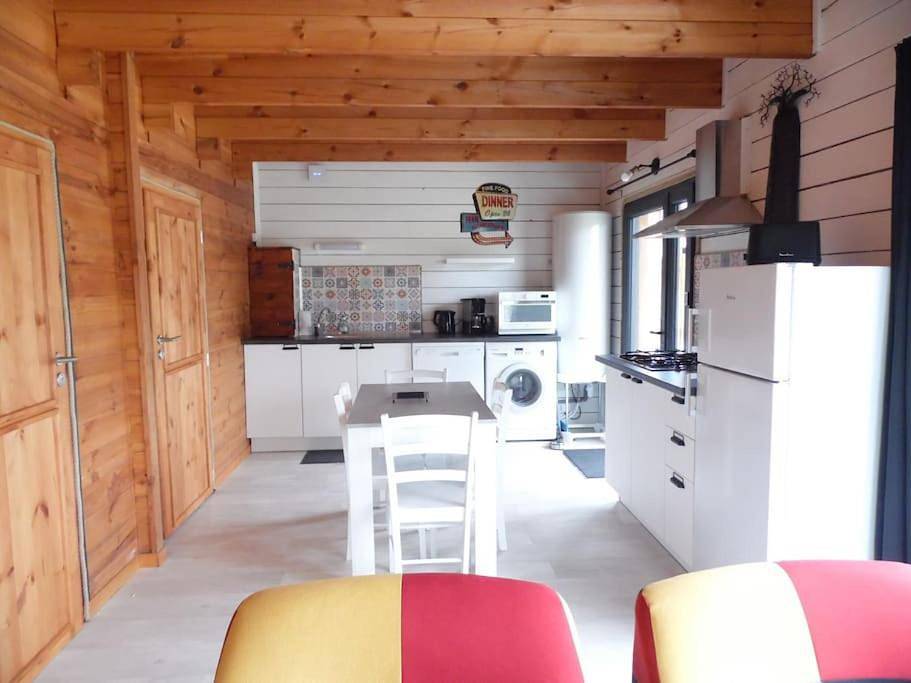 Chalet cosy climatisé avec parking et Internet in Doué-la-Fontaine, Vallée de la Loire
