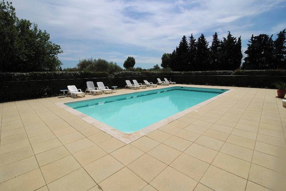 Homerez - Welcoming House in Monteux with Shared Pool in Monteux, Vaucluse